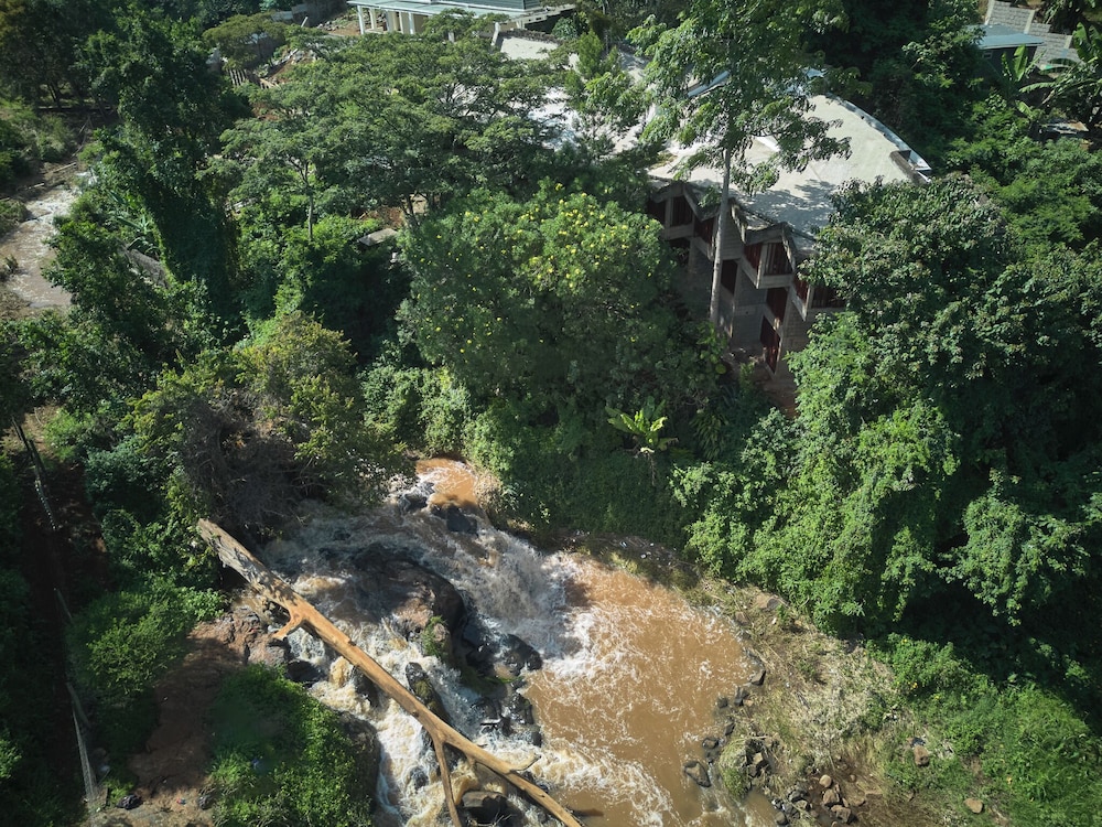 Villa Rock Stop Falls B & B 44/50