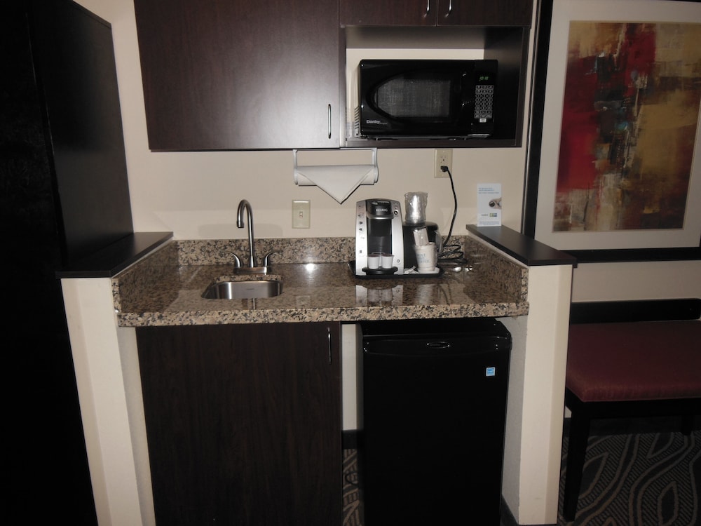 Holiday Inn Express Suites Washington Meadow Lands 56/70