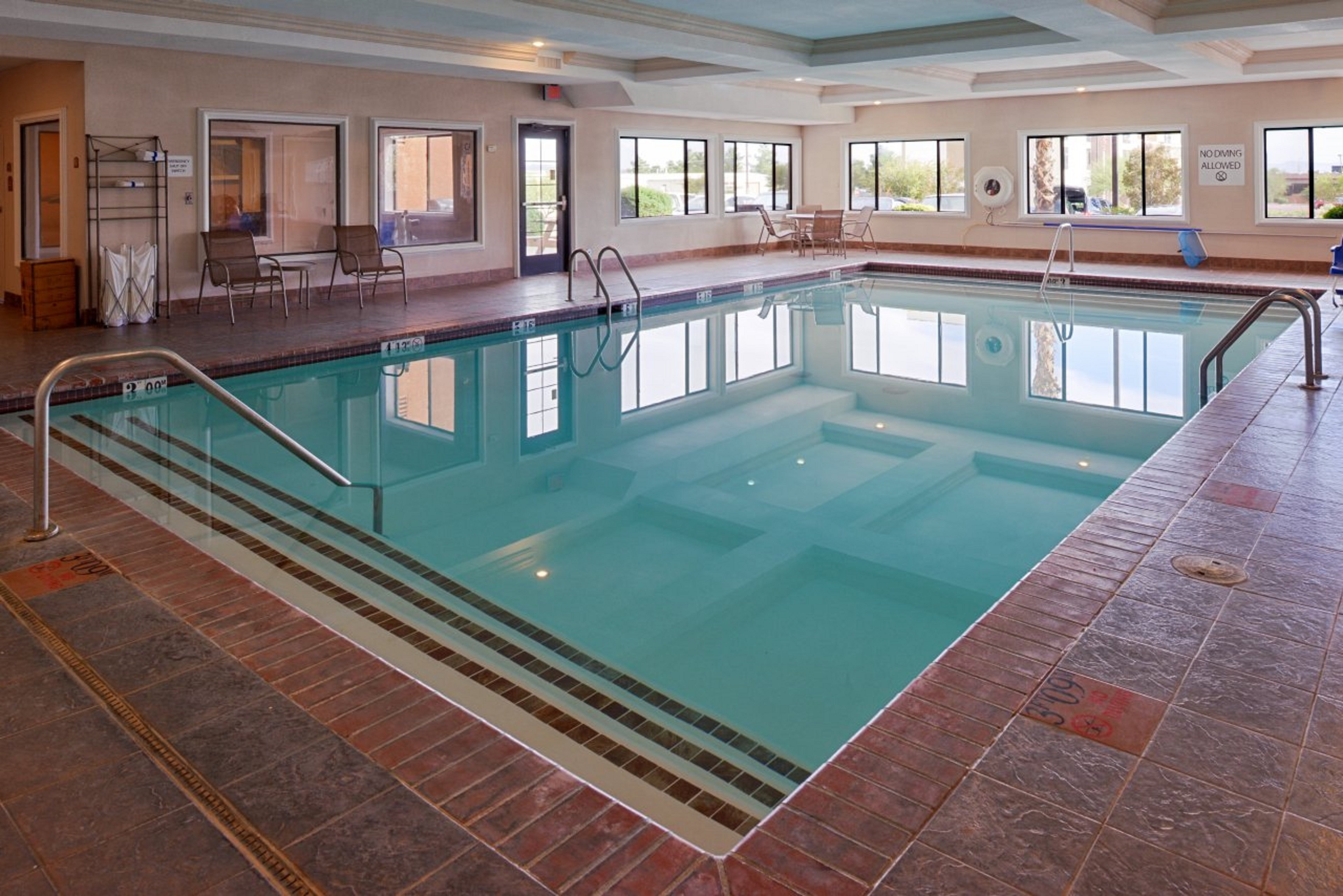 Holiday Inn Express Hotel and Suites Kingman 38/52