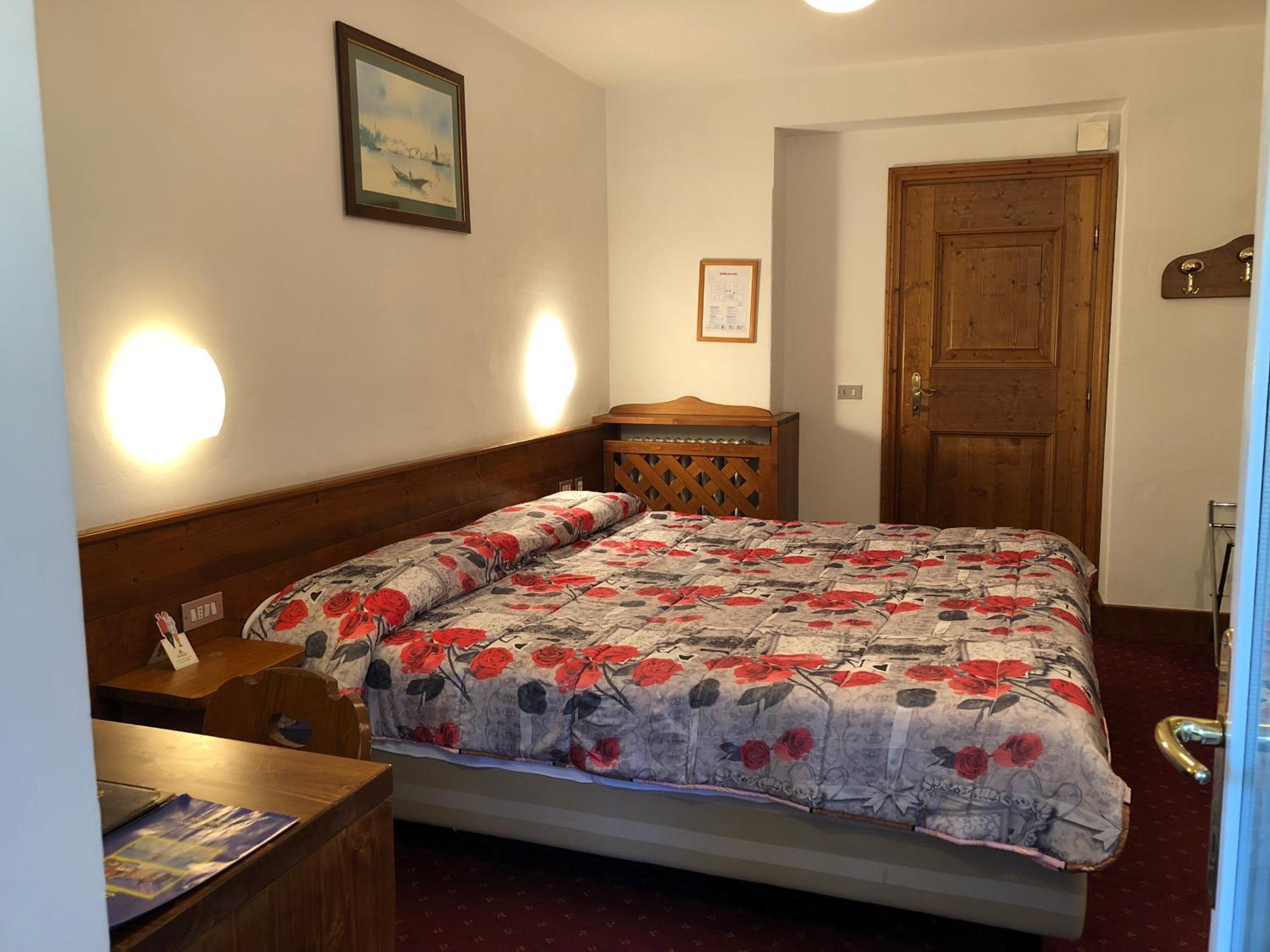 ROOM, DOUBLE BED