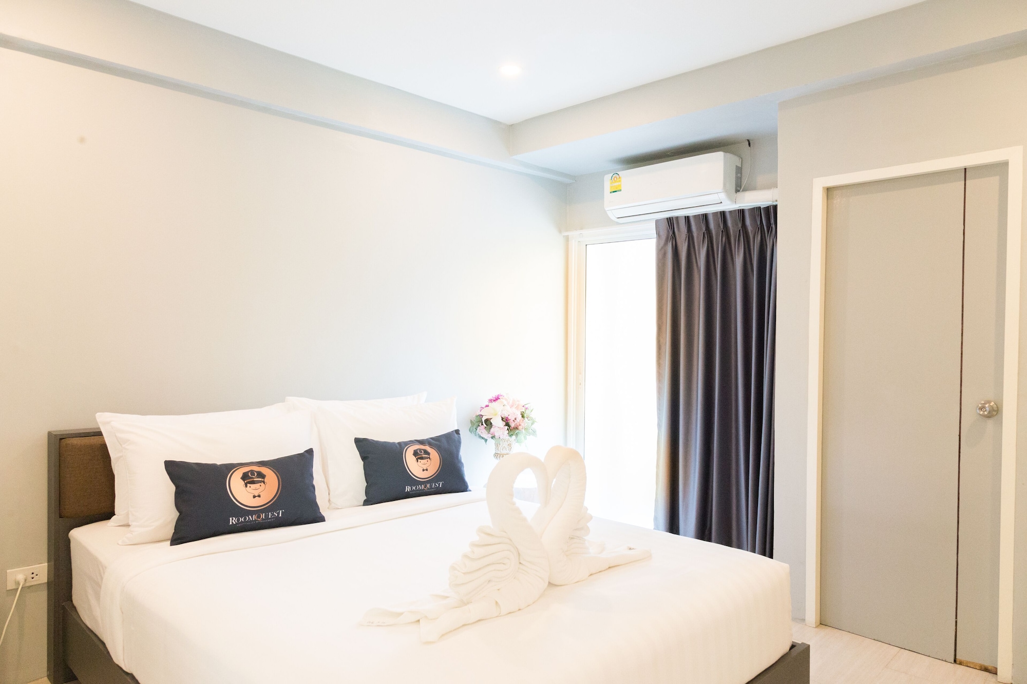 STANDARD, QUEEN BED, CITY VIEW