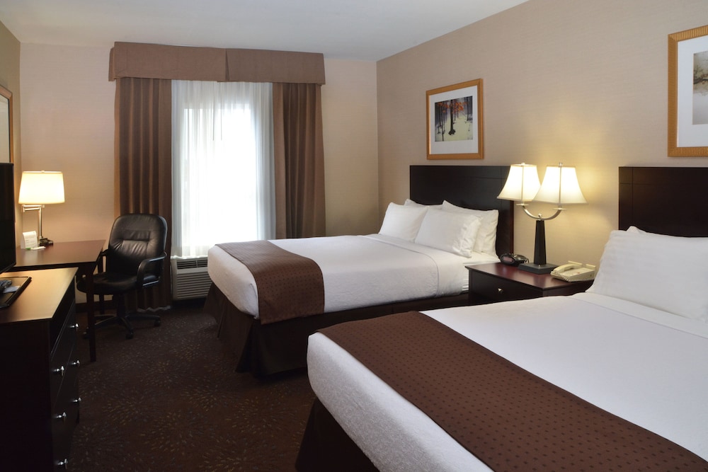 Holiday Inn Canton (Belden Village) 22/72