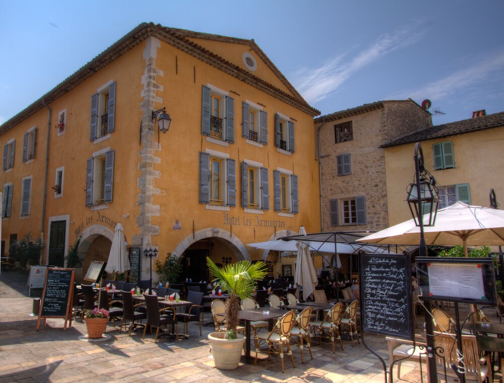 HOTEL LES ARMOIRIES 3/66