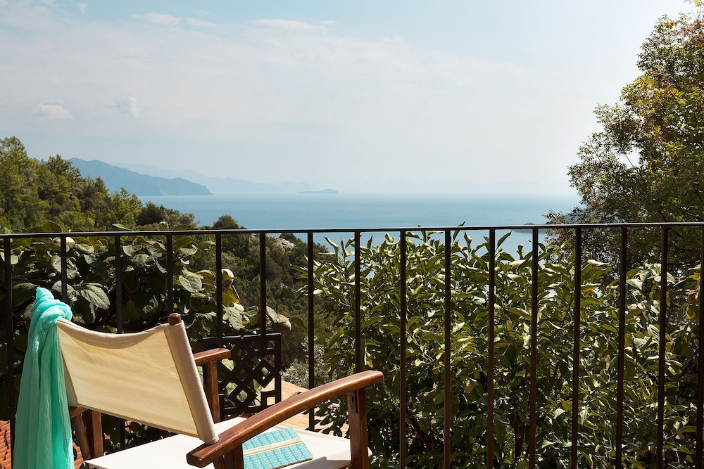 Dionysos Hotel 32/62