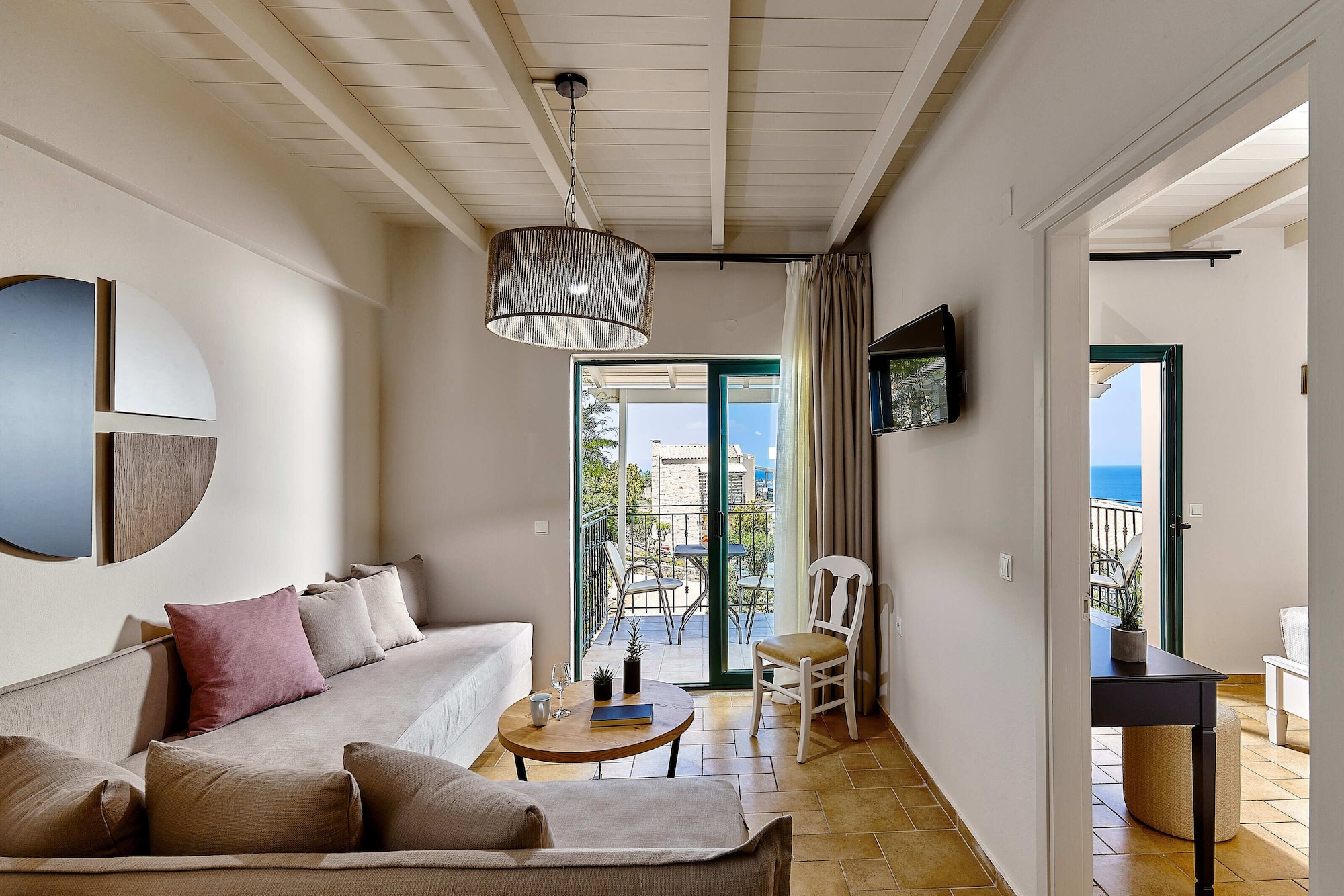 جناح سوبيريور بسريرين كوين مع أريكة، Marni Village 5/10