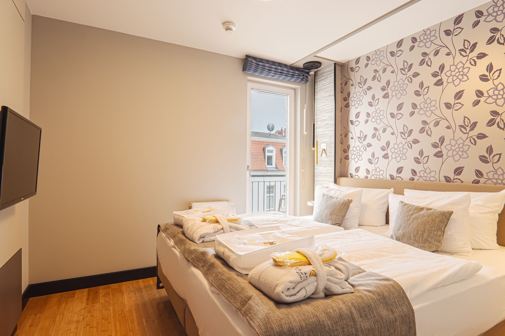 1 Bedroom, Apartment, King and Twin Beds, Land Side