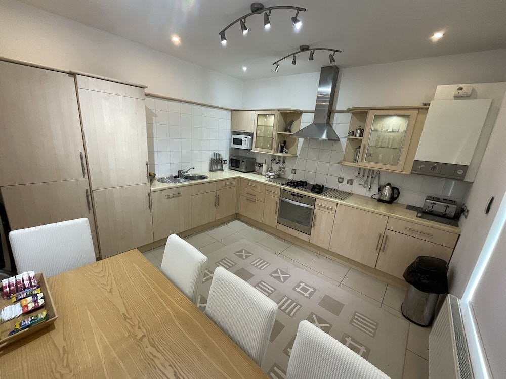 Earle House Serviced Apartments 24/50