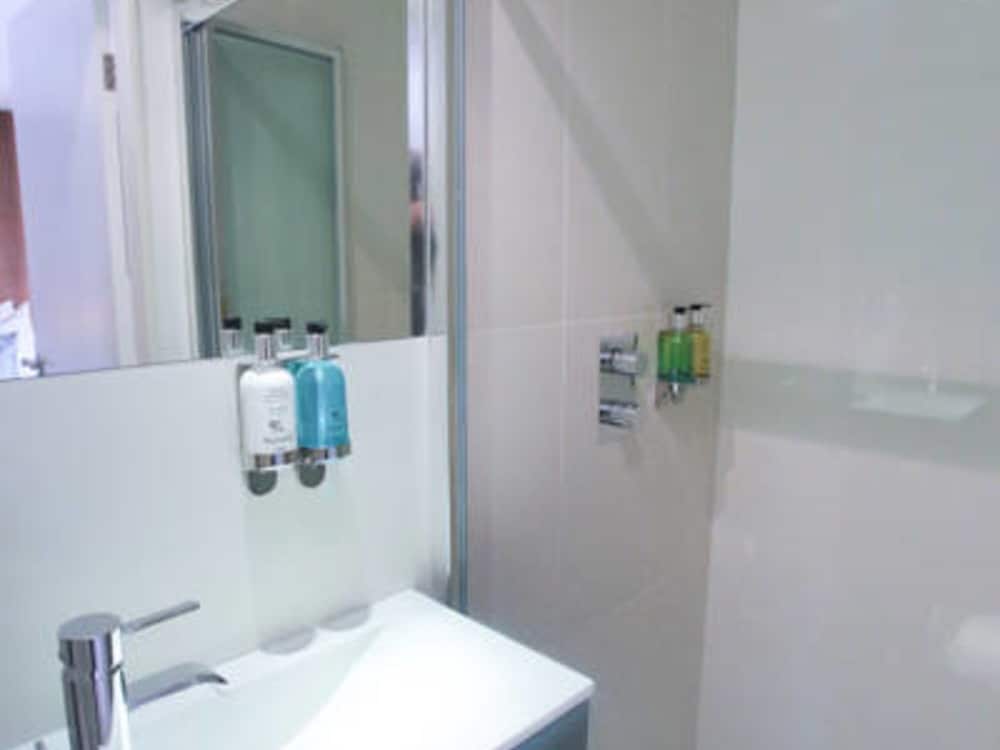 استوديو ديلوكس بسرير مزدوج بحمام خاص مع أريكة، Room Home Stay 10/10
