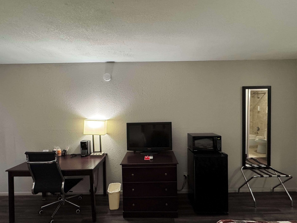 Econo Lodge Childress, TX 36/51