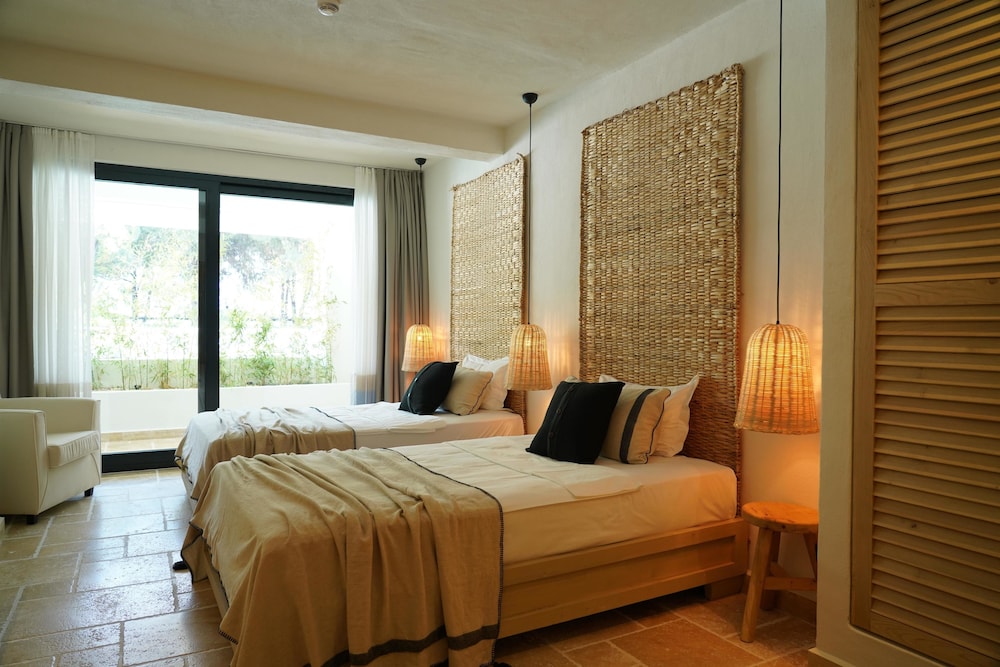 SECRET GARDEN, SUITE, KING BED