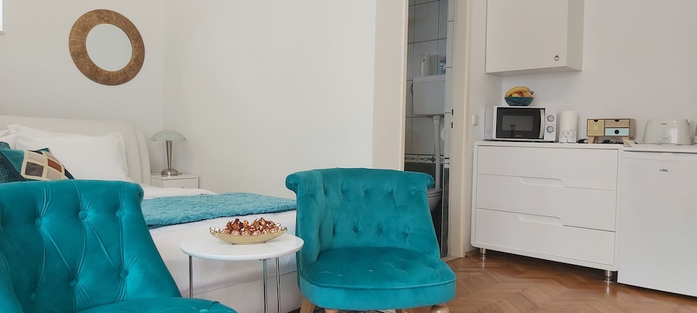 Adria Apartments 4/50
