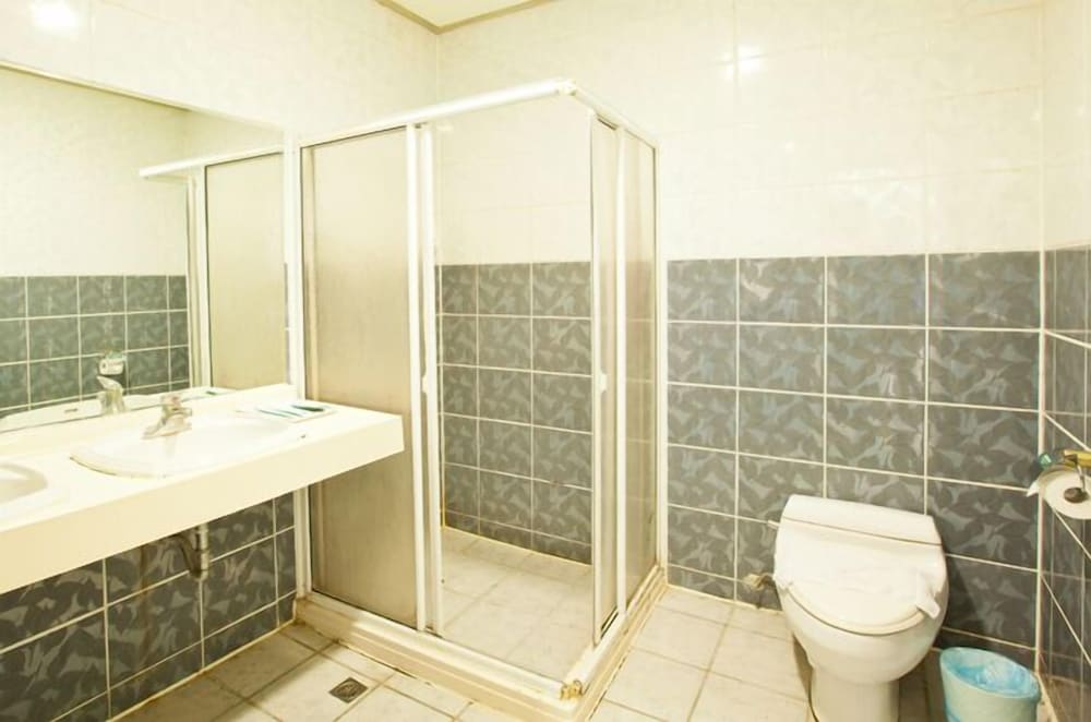 Lakeside Resort Hotel 45/50