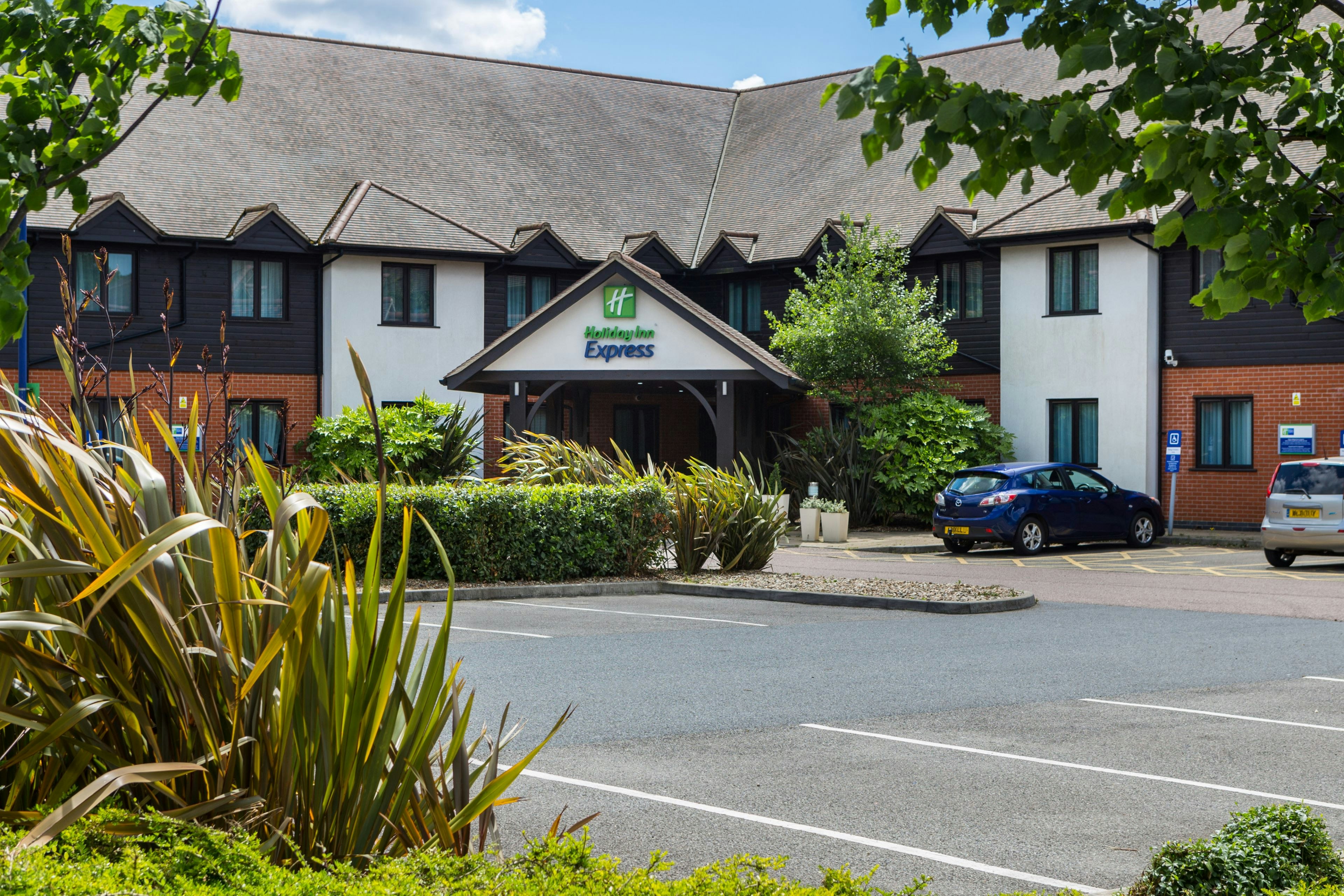 HOLIDAY INN EXPRESS COLCHESTER 32/33