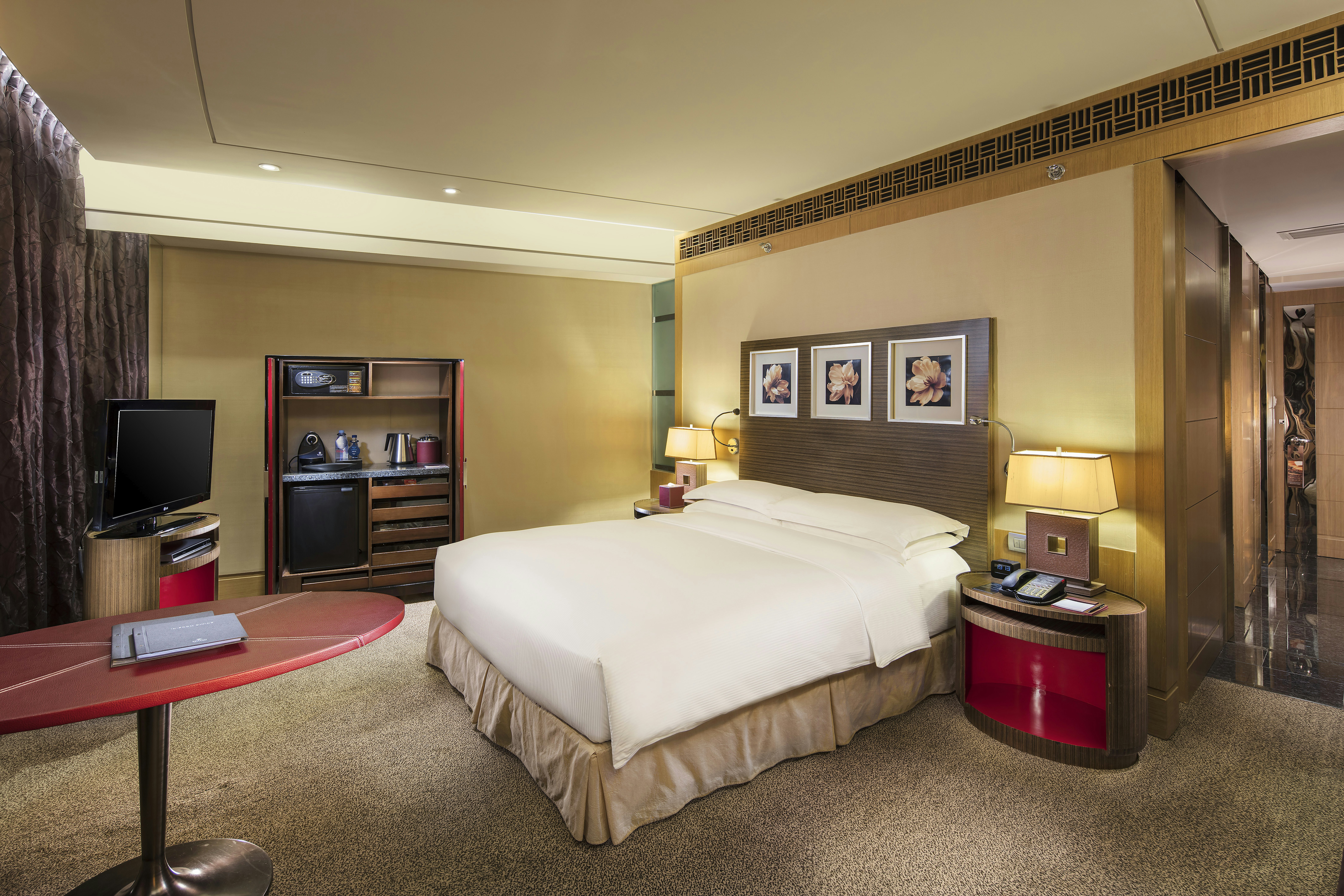 EXECUTIVE, KING BED