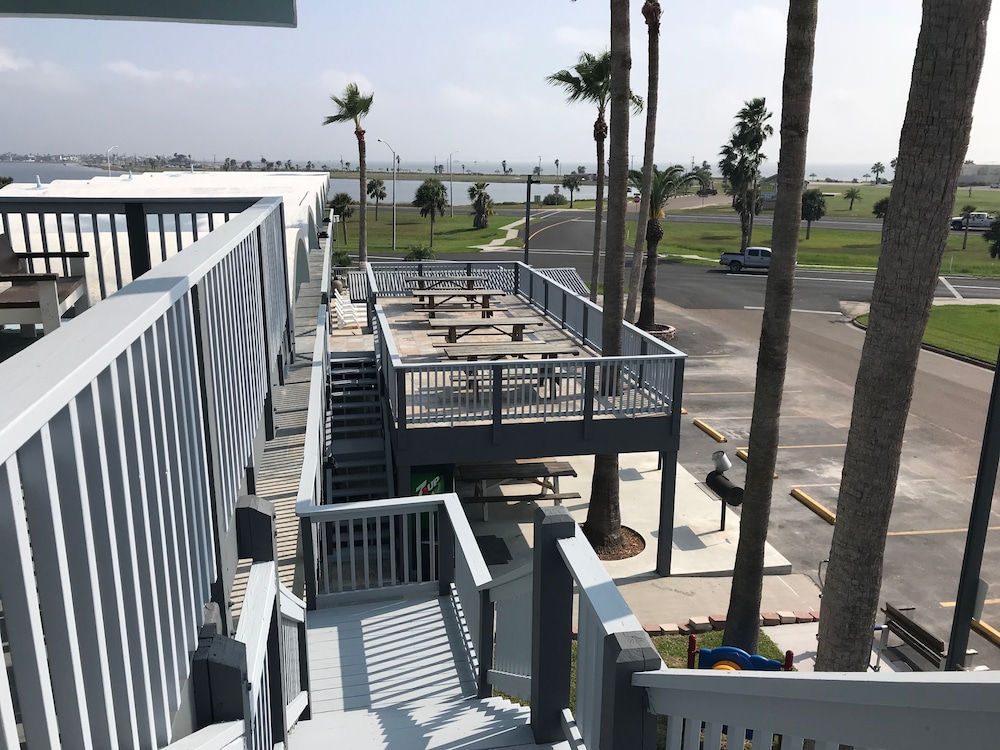 Blue Wave Inn 30/50
