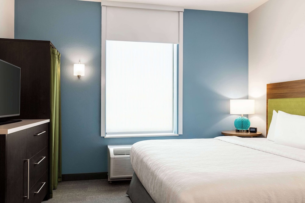 STUDIO, SUITE, KING BED