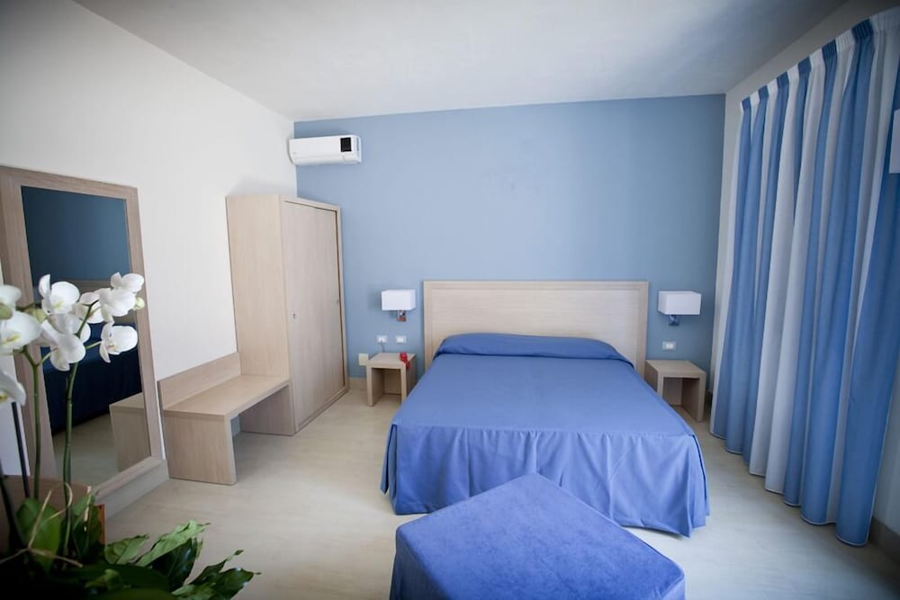 ROOM, TRIPLE