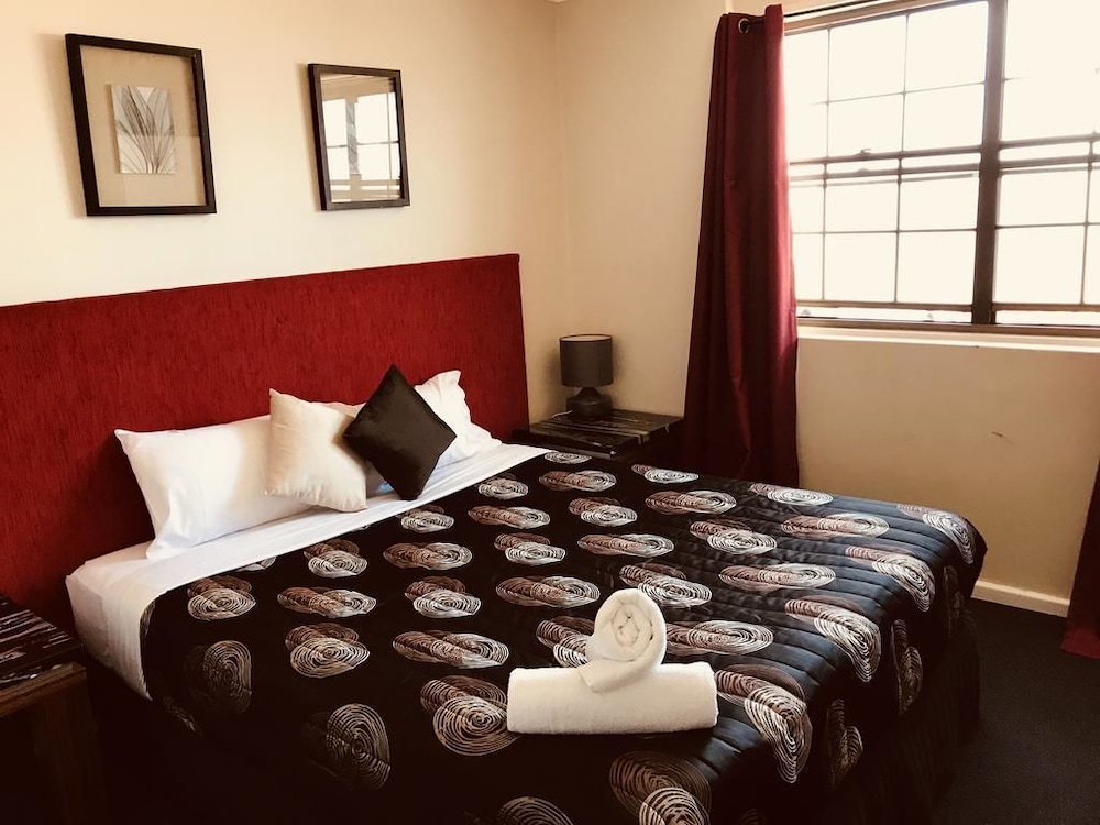 THE SHAMROCK HOTEL 6/38