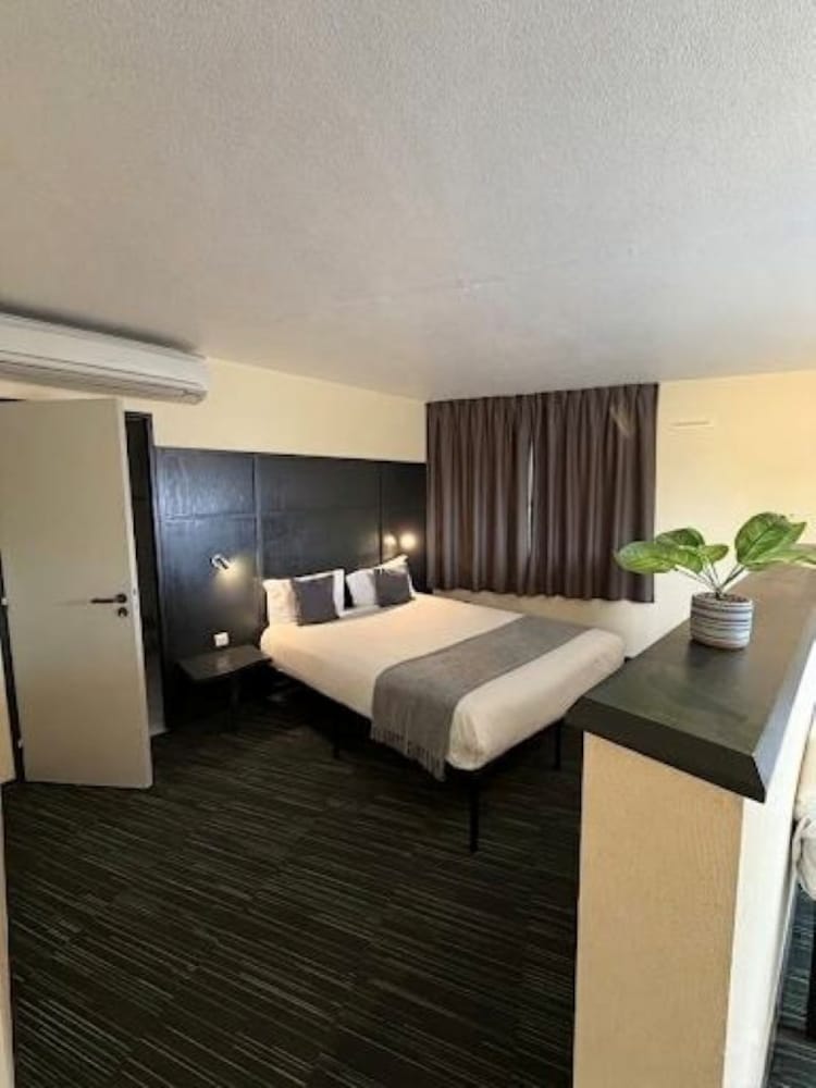 Brit Hotel Les Colonnes 10/21