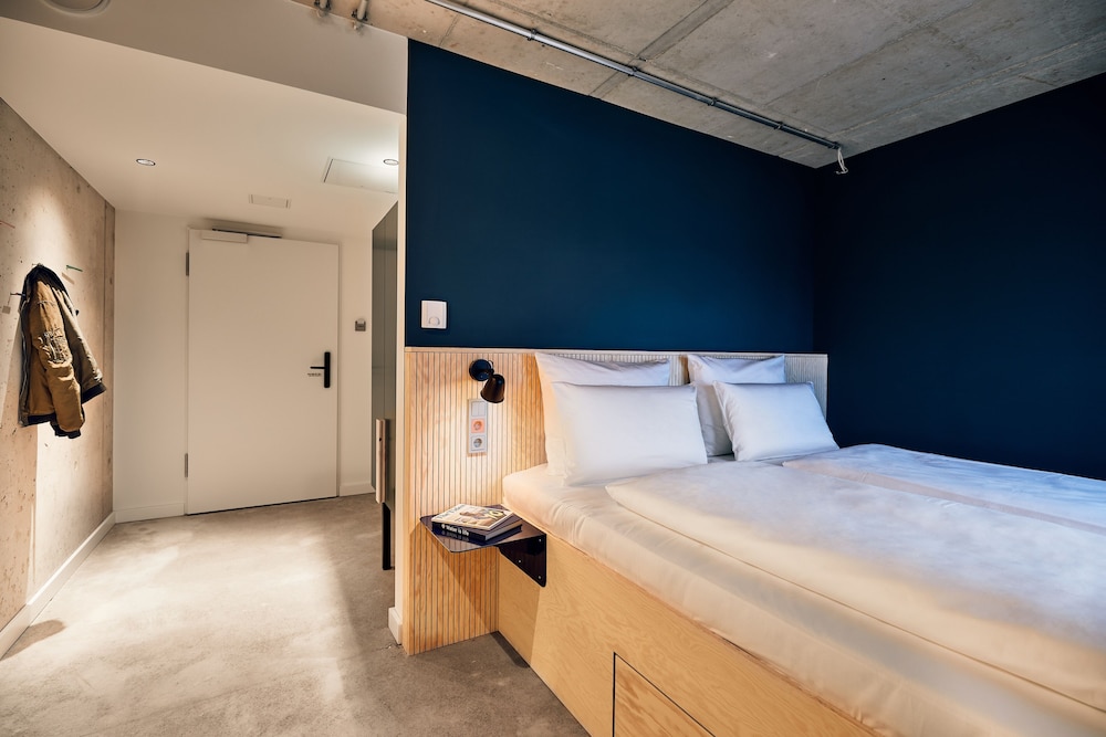 BUSINESS, DOUBLE BED