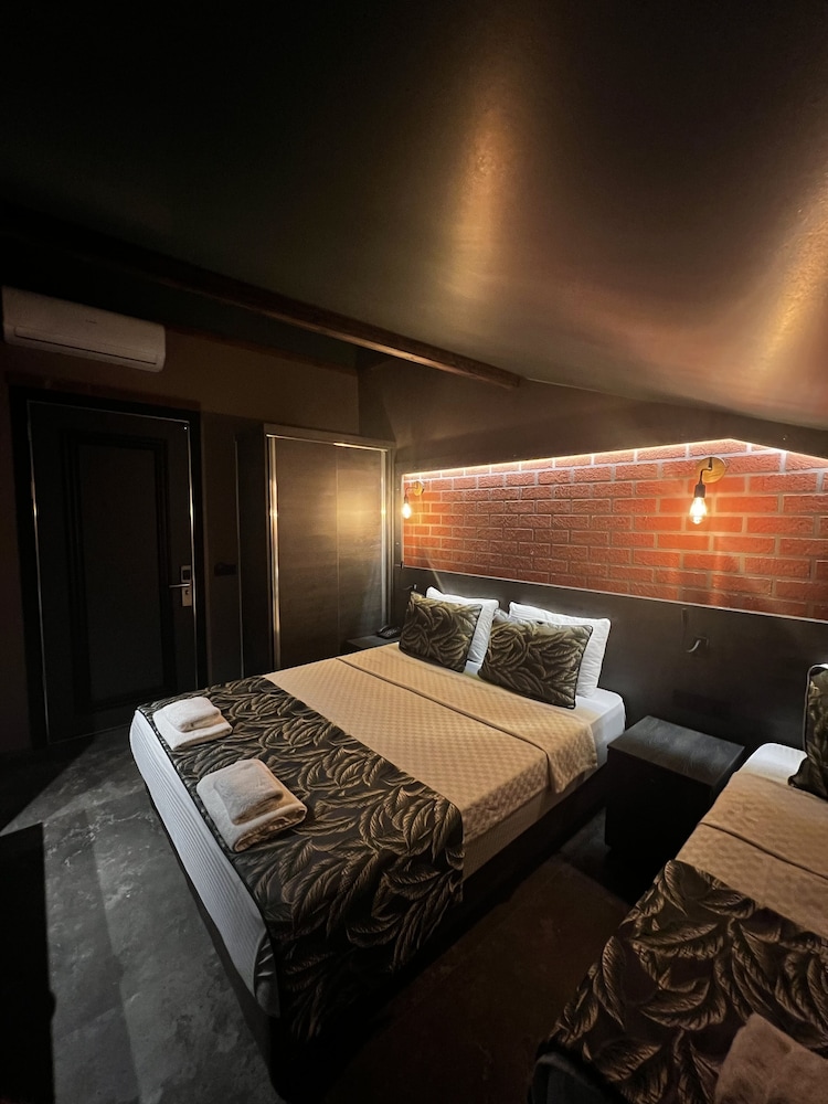 Dolphin Park Hotel 11/50