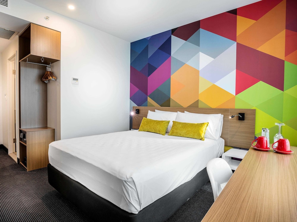 STANDARD, QUEEN BED
