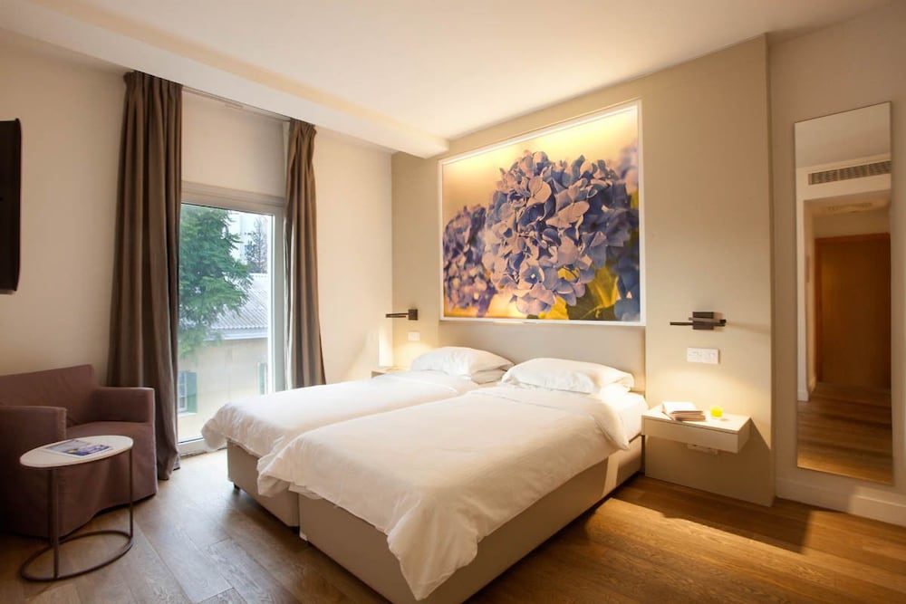 The Classic Hotel Nicosia - Handwritten Collection 12/62