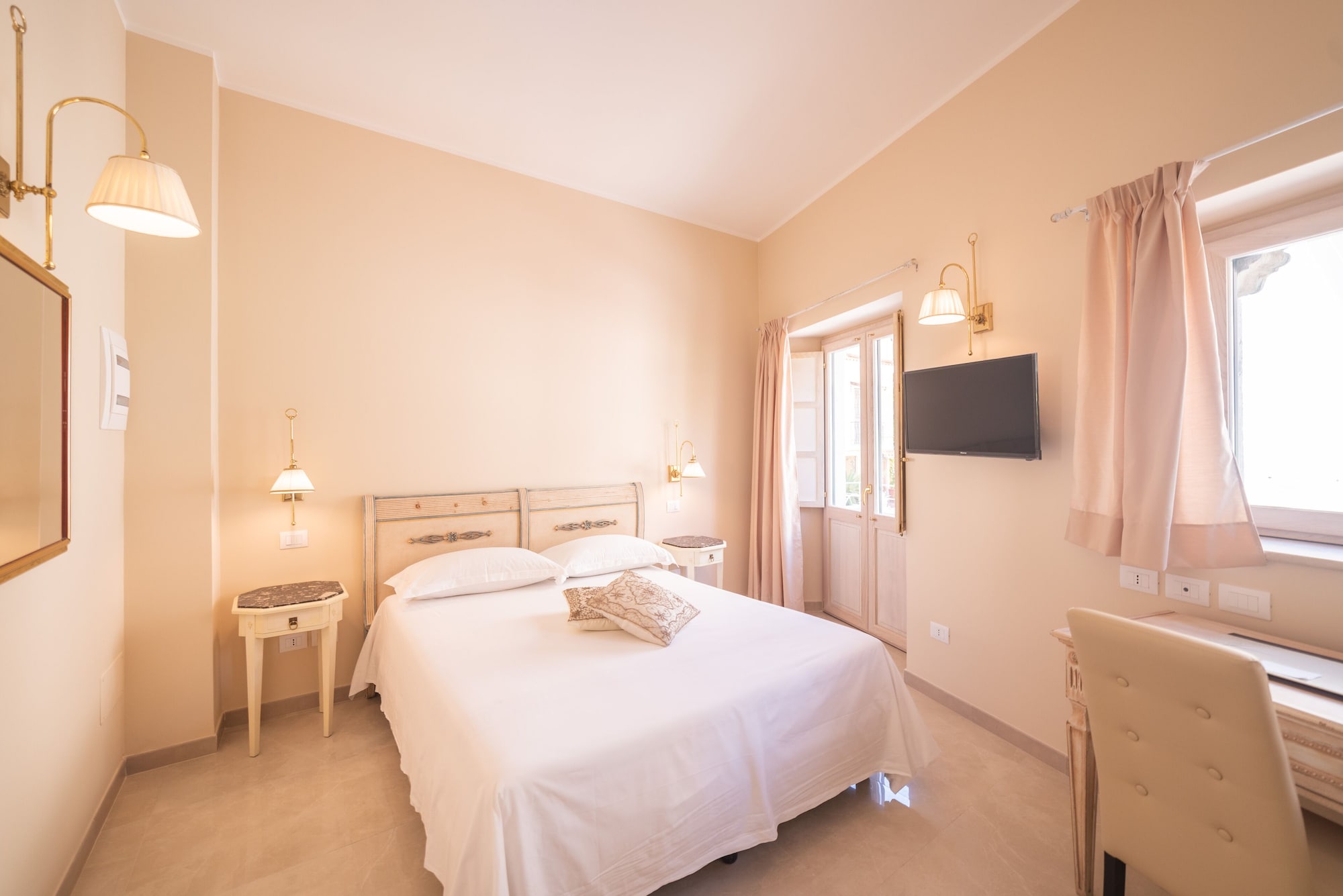 Classic, Petite, Double Bed, Hotel Casa Adele 2/5