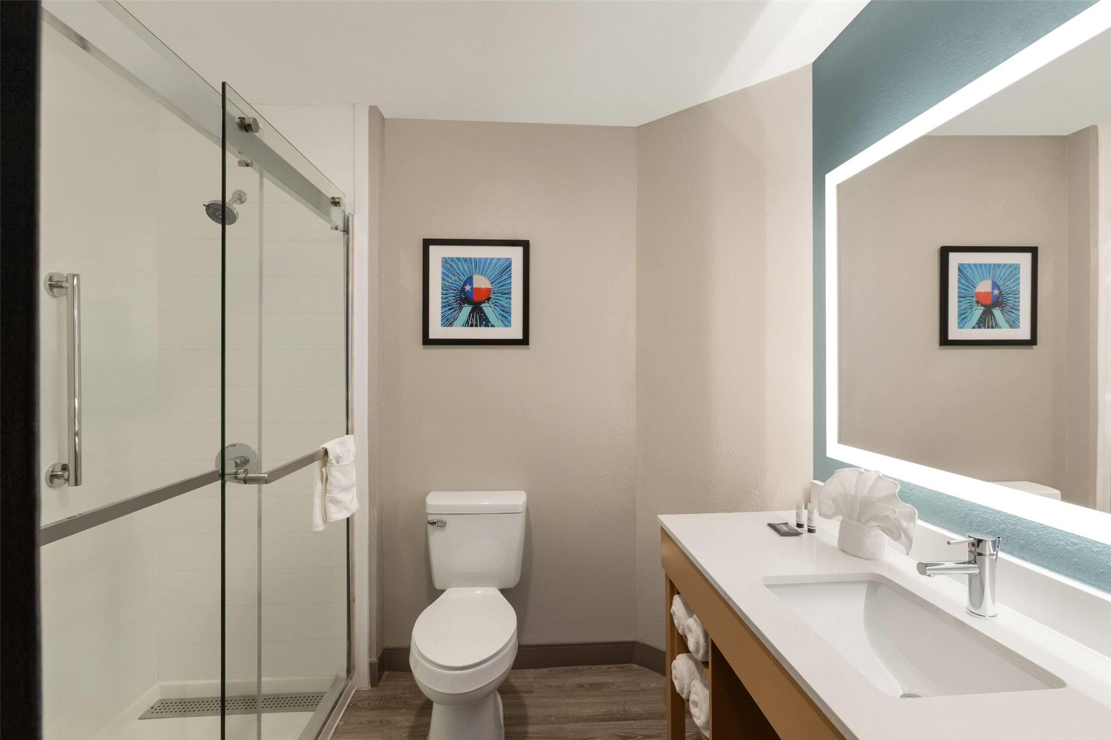 La Quinta Inn & Suites by Wyndham Dallas Arlington South 60/66
