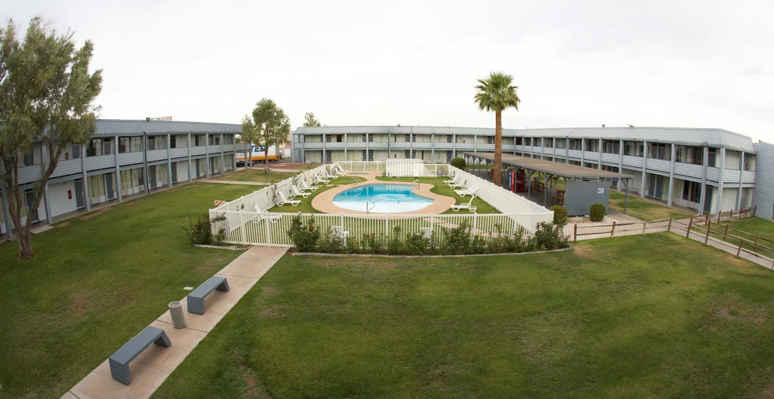 EZ 8 Motel Airporter 16/22