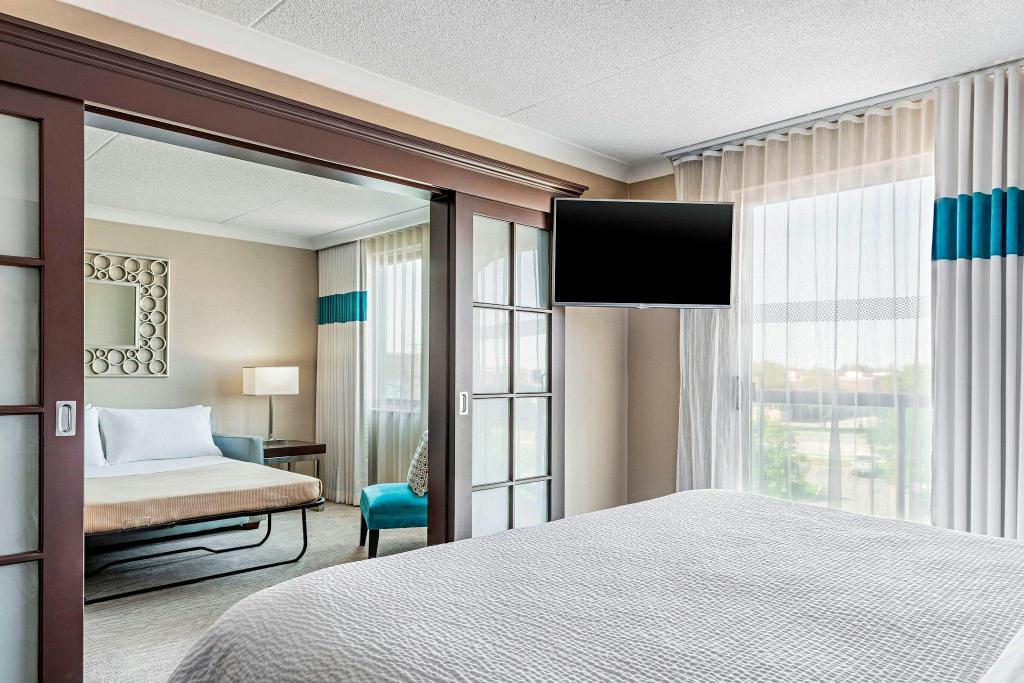 1 Bedroom, Suite, King Bed, Sofa, Tower One, Accessible