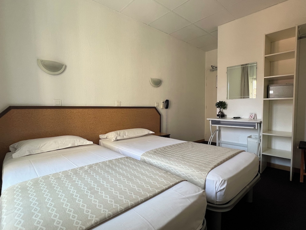 ROOM, TWIN BEDS