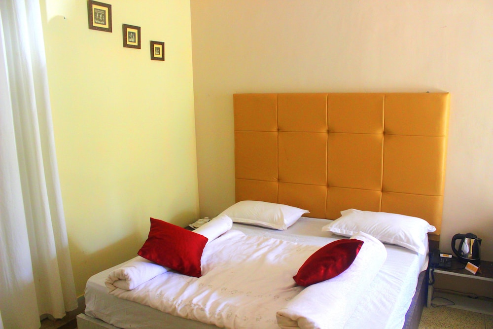 Hotel Toppers Corner Mount Abu 11/67