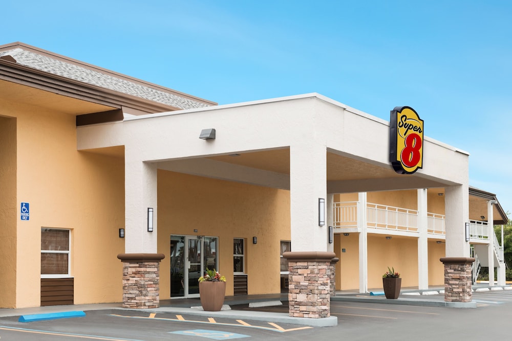 Super 8 by Wyndham Ellenton Bradenton Area 1/29