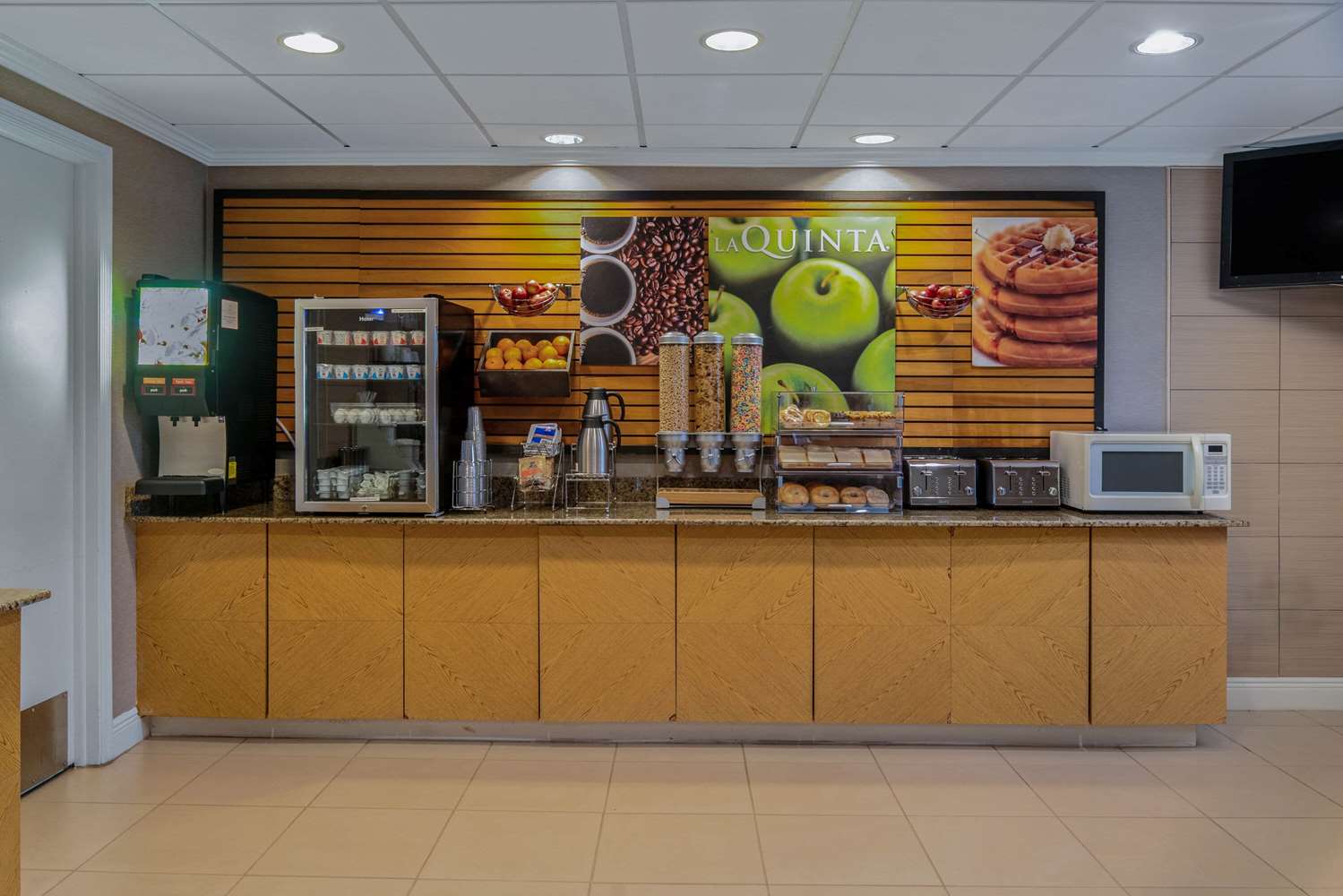 La Quinta Inn & Suites by Wyndham Naples East I-75 6/45