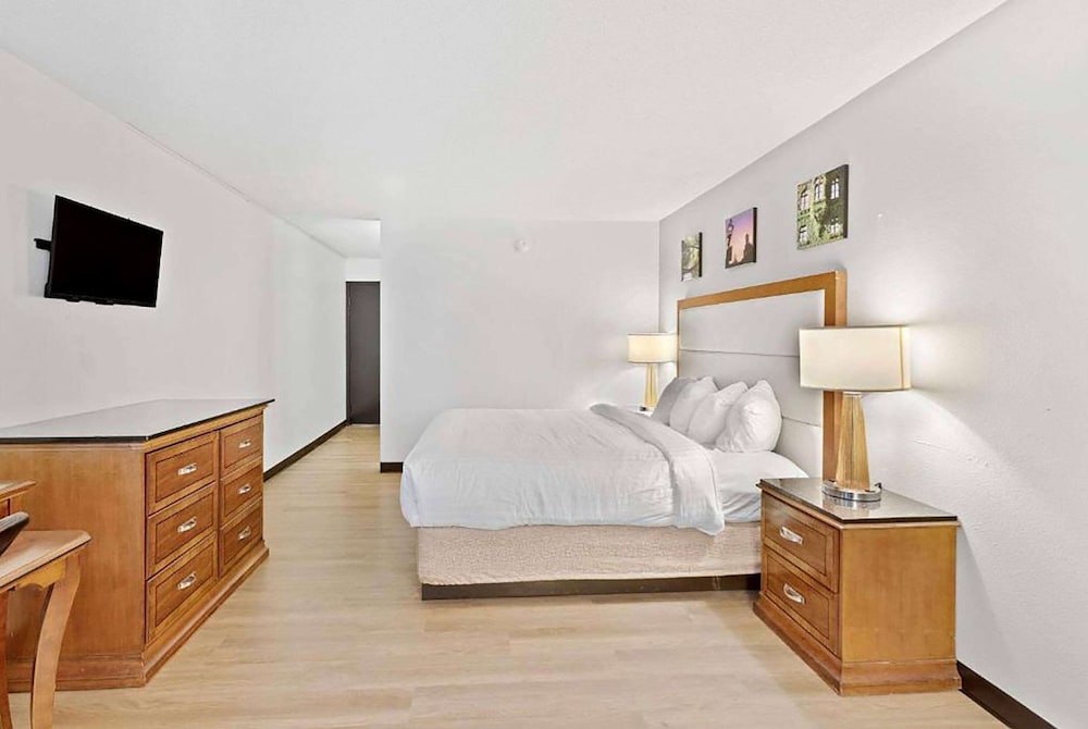 ROOM, KING BED