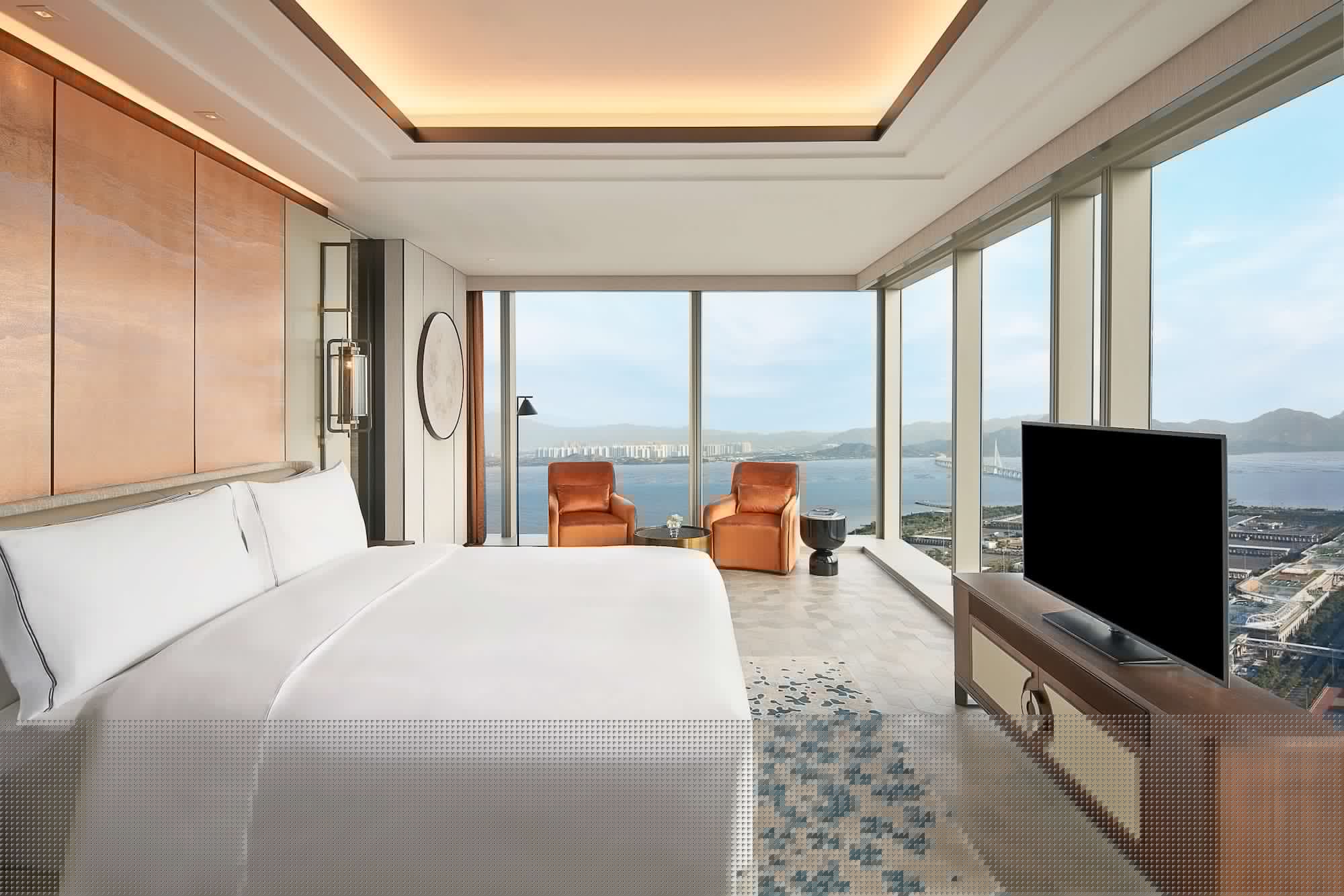 RAFFLES, SUITE