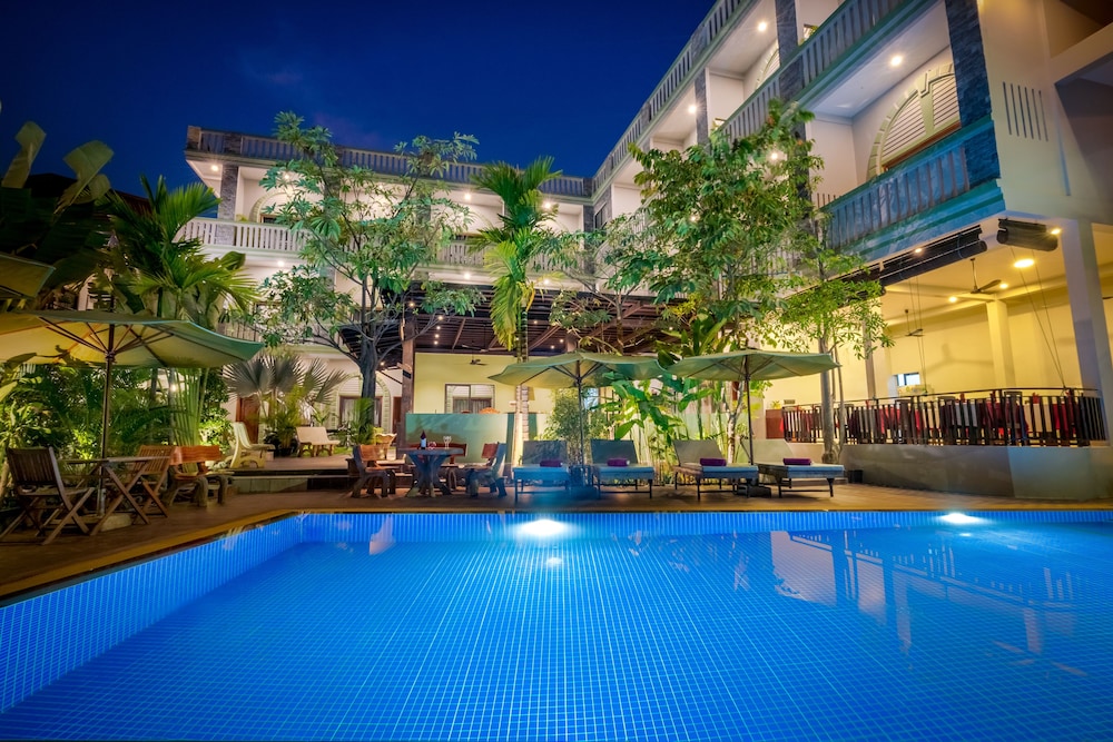 Reveal Courtyard in Reveal Angkor 9/60