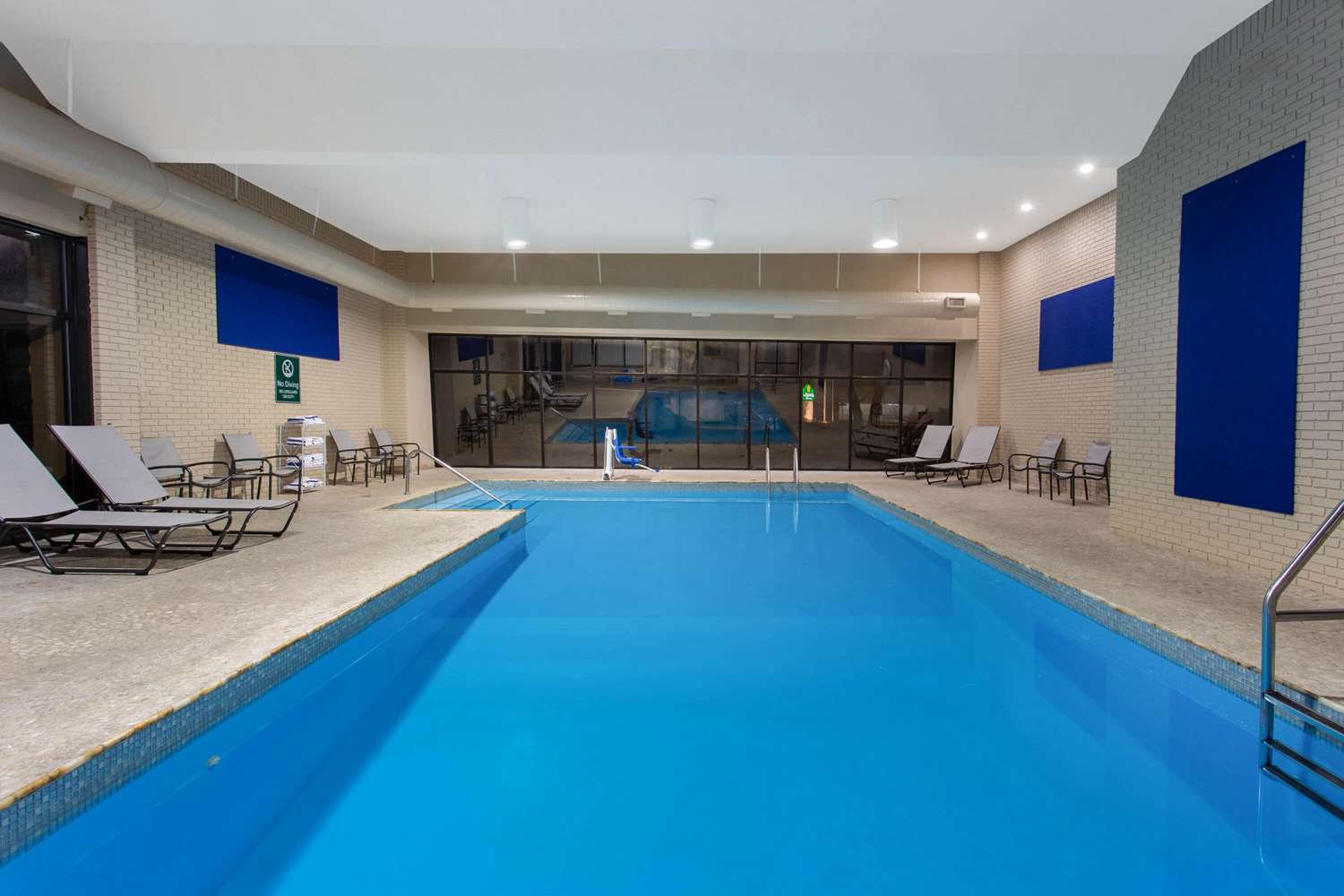 La Quinta Inn & Suites by Wyndham Effingham 14/23