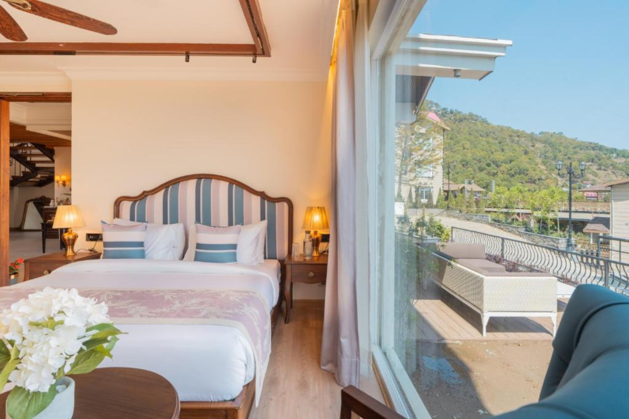ELIVAAS prive The Royce Daisy Ultra Luxe 4 BHK Villa With Pvt Pool Jacuzzi 360 Hill Views 15/29