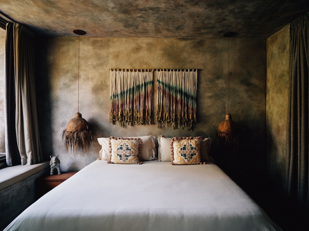 PREMIER, JUNGLE, DELUXE, SUITE, KING BED, GARDEN VIEW