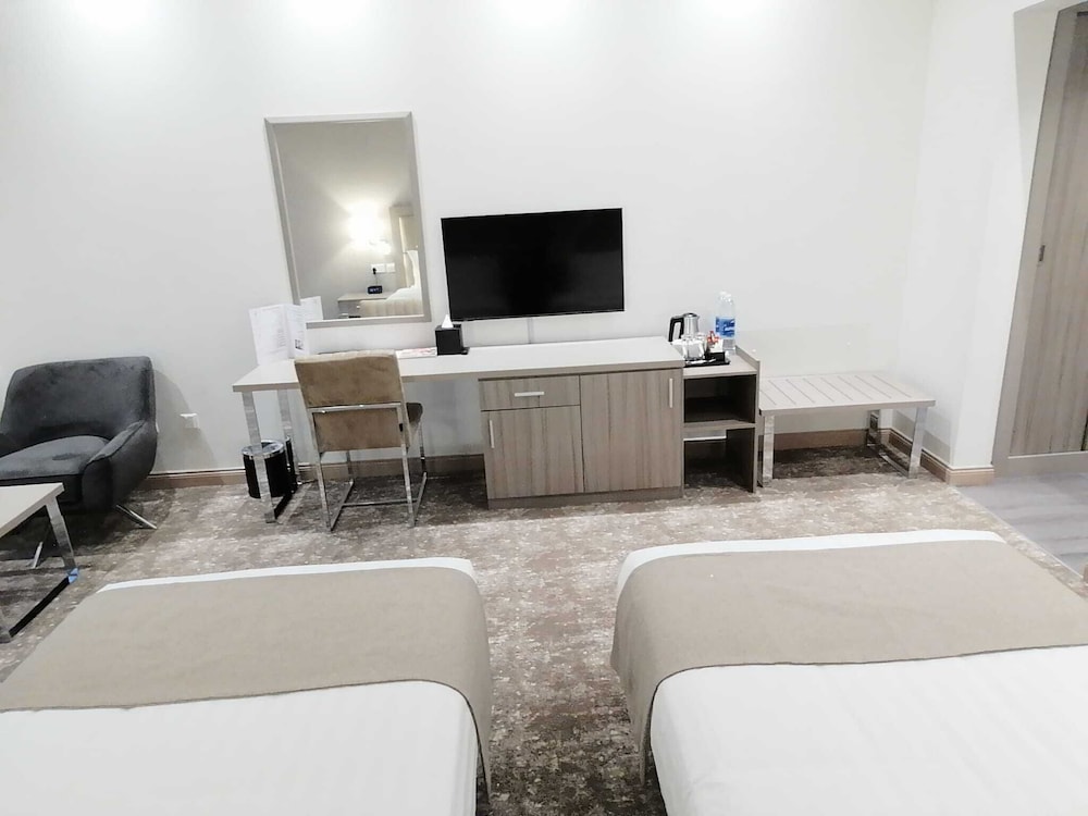 Gloria Hotel and Suites 23/28