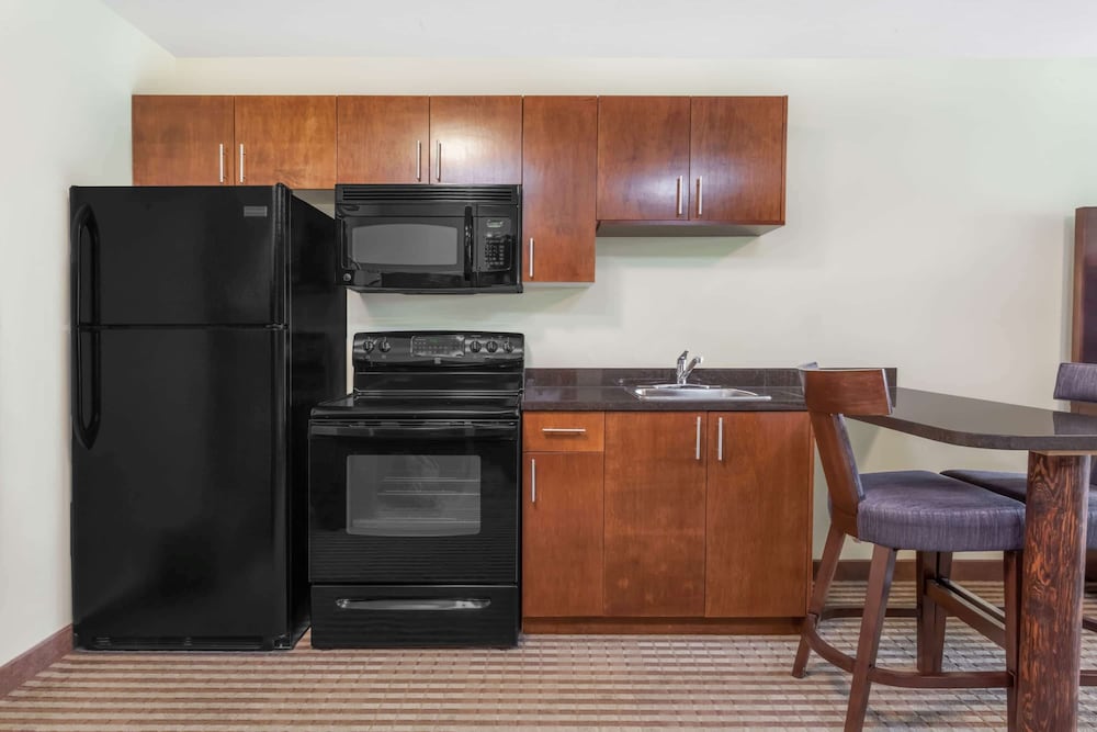 Ramada by Wyndham Carlyle 18/29