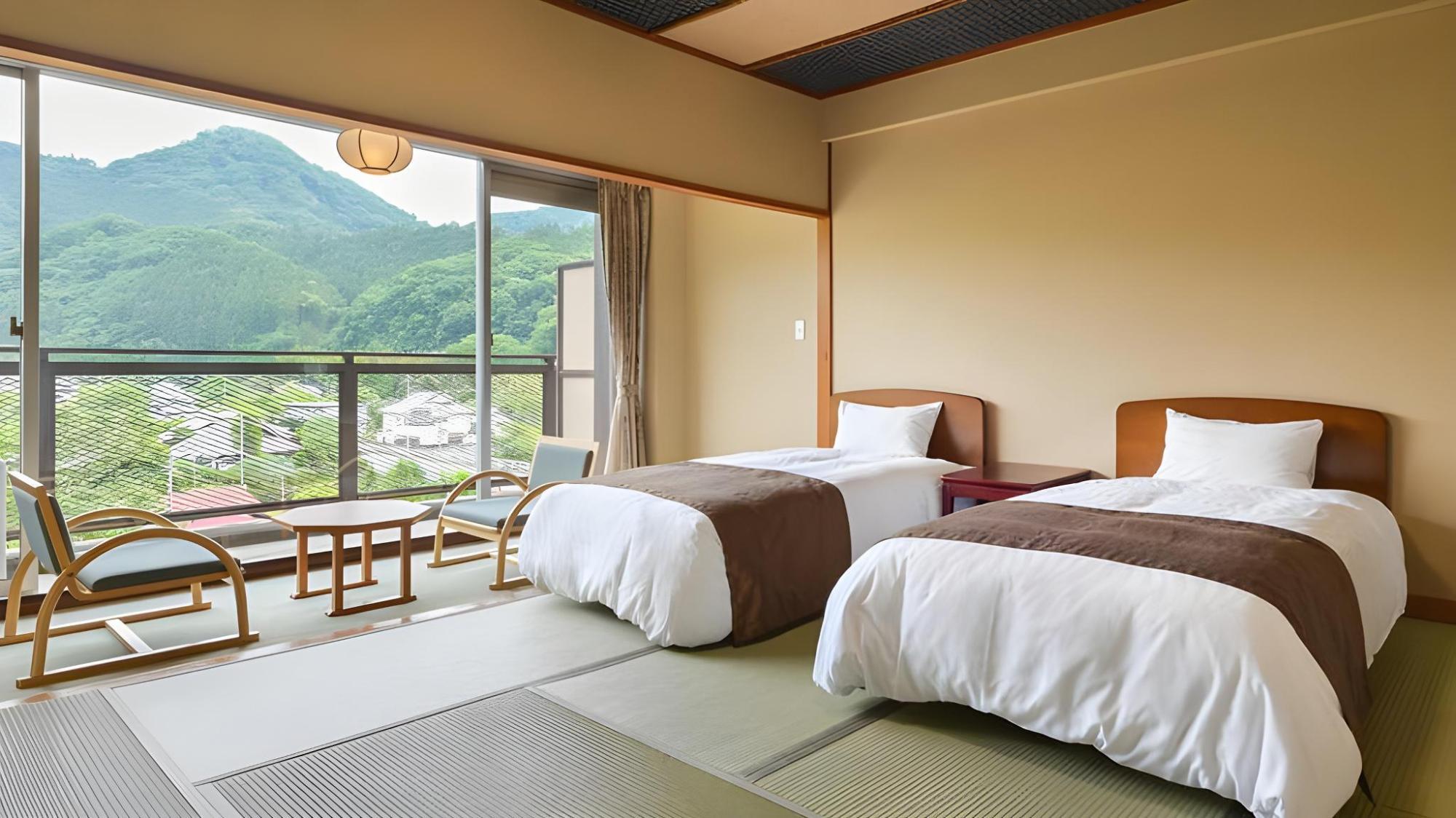 غرفة يابانية بإطلالة على الجبل بأرضية تاتامي