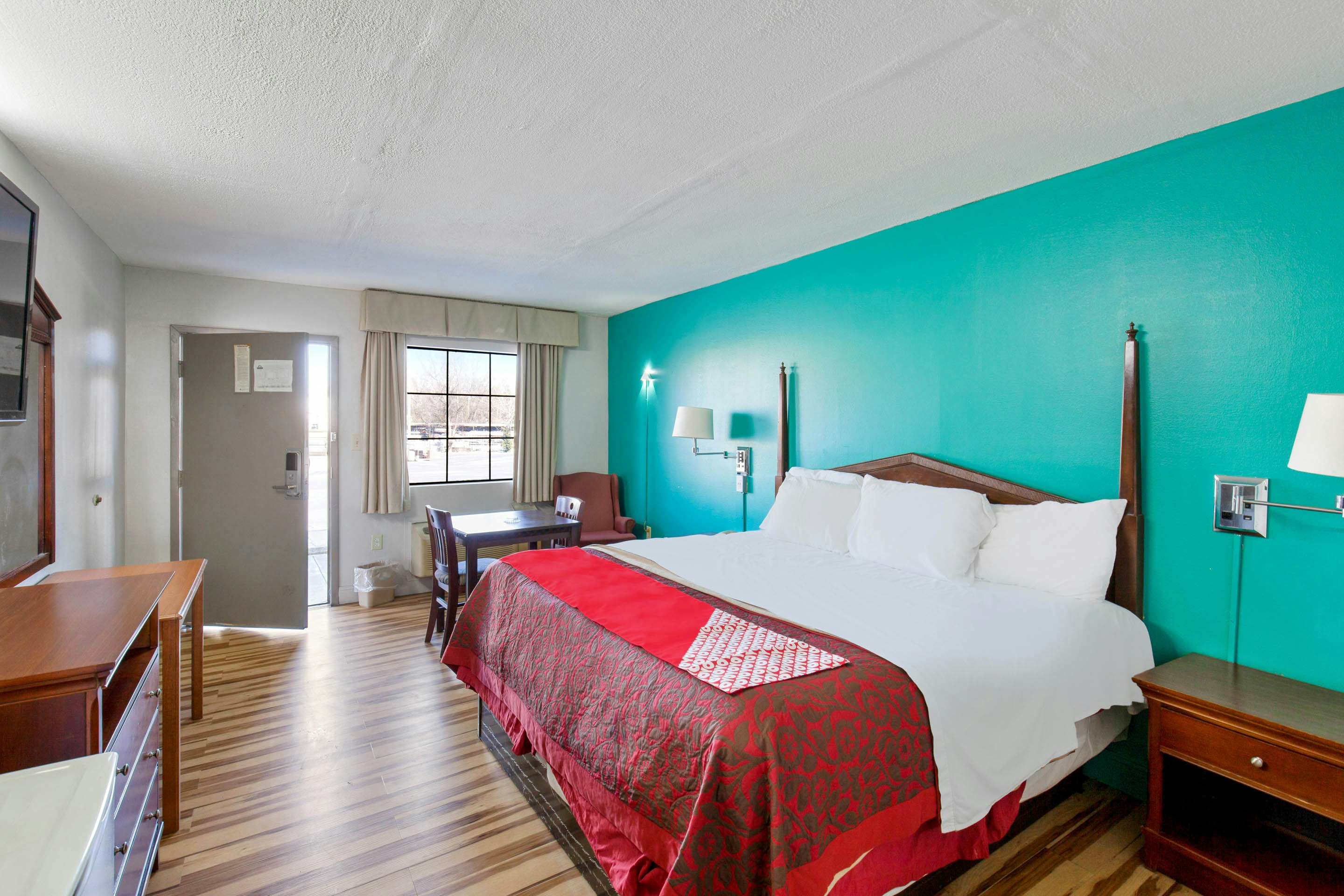 غرفة بسرير كينج بحوض جاكوزي، Hotel O Columbia Downtown near I-65 2/5