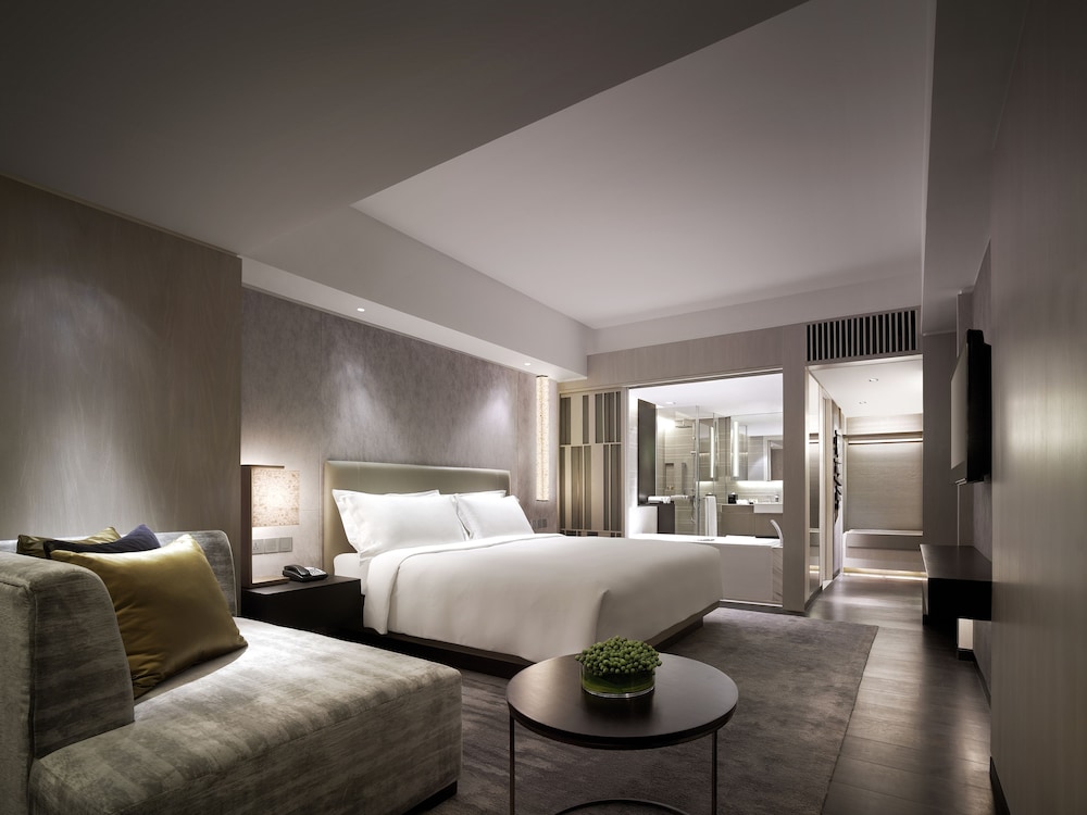 New World Makati Hotel 15/47