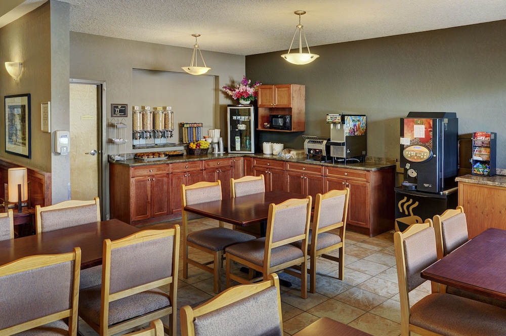 Lakeview Inns & Suites - Fort Nelson 27/35
