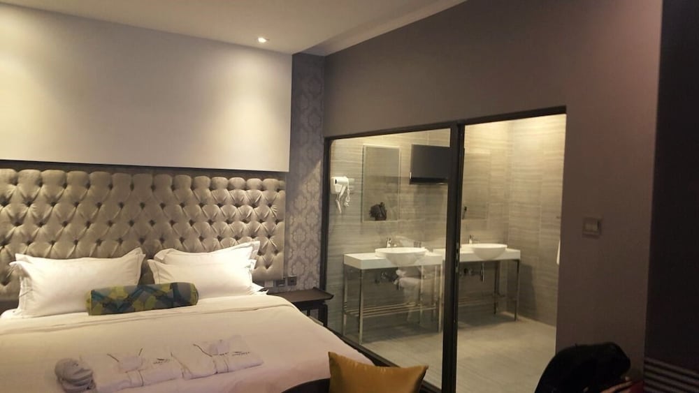 EXECUTIVE, SUITE