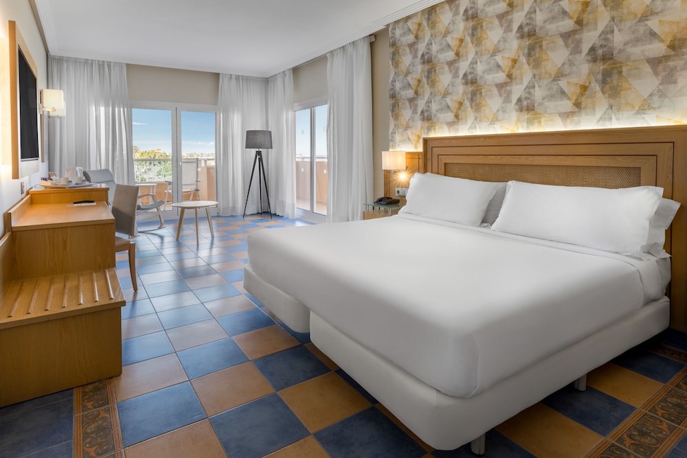 غرفة قياسية بسرير مزدوج بإطلالة على البحر، Elba Sara Beach and Golf Resort 2/4