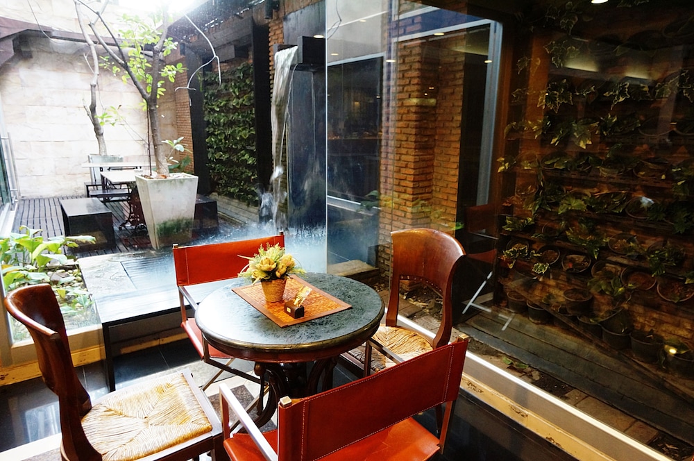 Silom Convent Garden 1/68